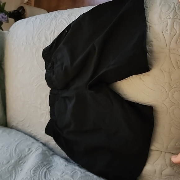 Old Navy Everyday Shorts Size Medium - Picture 2 of 3